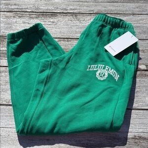 Lululemon Scuba Mid-Rise Oversized Jogger Graphic
Green size Large NWT